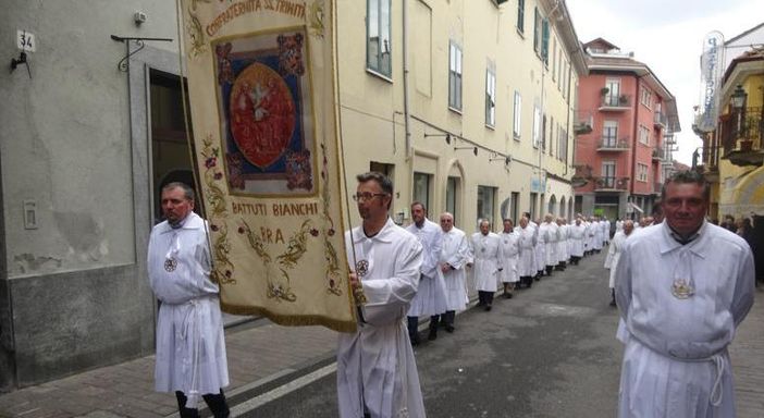 Pasqua sotto la pioggia, a Bra cambia la processione dei Battuti bianchi