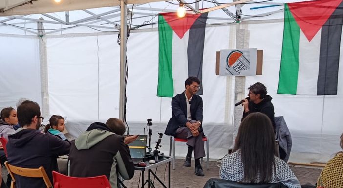 Abderrahmane Amajou, attivista braidese presidente nazionale di ActionAid, al presidio permanente a Cuneo in piazza Europa