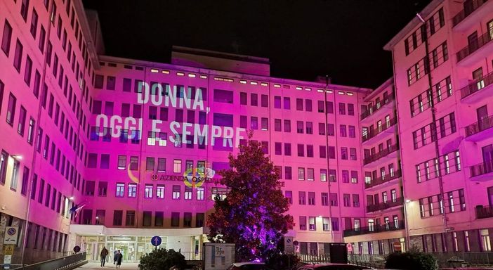L'ospedale di Cuneo illuminato di rosa per la Giornata internazionale della donna
