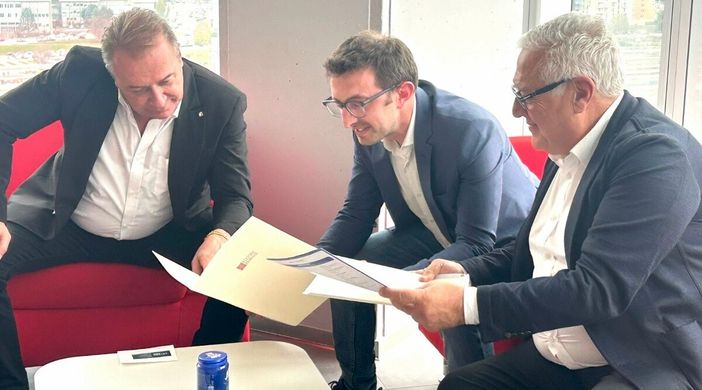 In una foto di archivio il consigliere comunale Emanuele Bolla, con l’assessore regionale al turismo Paolo Bongioanni e il consigliere provinciale al turismo Rocco Pulitanò