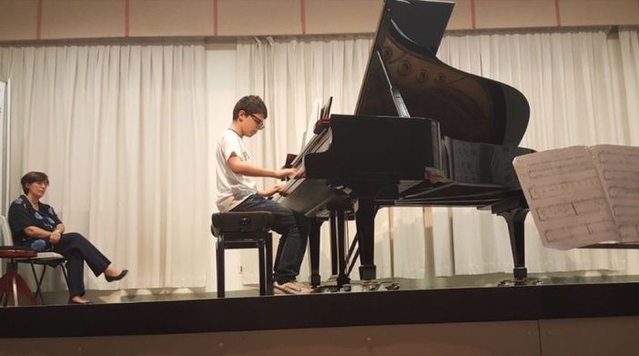 Nella foto un giovane allievo della scuola Musicando di Bra, diretta da Enrica Boglioli