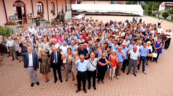 Foto di gruppo per i soci della Cantina Terre del Barolo