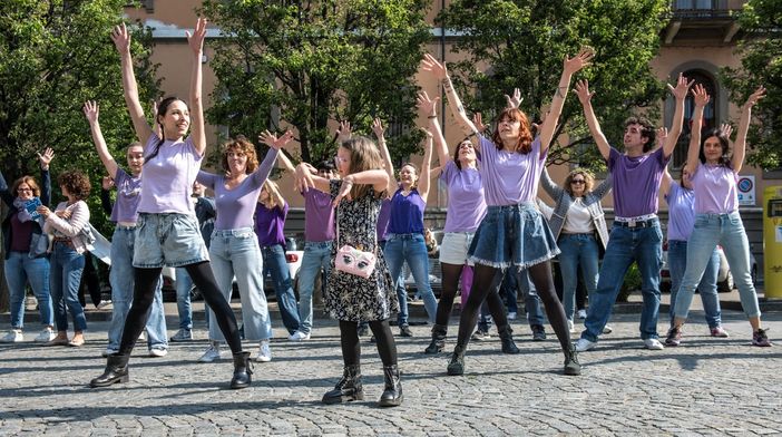 Alba: “Te la sei cercata”, jeans a terra per dire no alla violenza sulle donne