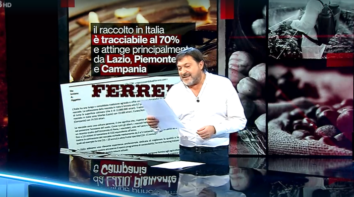 Sigfrido Ranucci legge lo scritto inviato alla trasmissione dal gruppo di Alba Sigfrido Ranucci legge lo scritto inviato alla trasmissione dal gruppo di Alba
