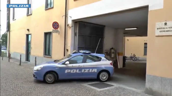 Un'auto della Polizia durante l'operazione di stamattina