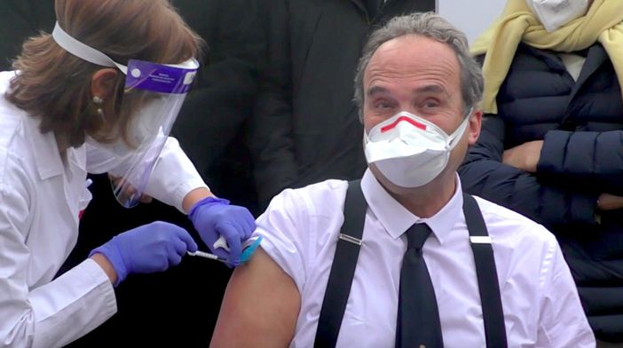 Il professor Di Perri si sottopone alla vaccinazione contro il Covid
