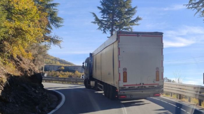 Revocato il divieto di transito ai mezzi pesanti sulla statale 28 a Pornassio: vittoria per le imprese di Cuneo e Imperia
