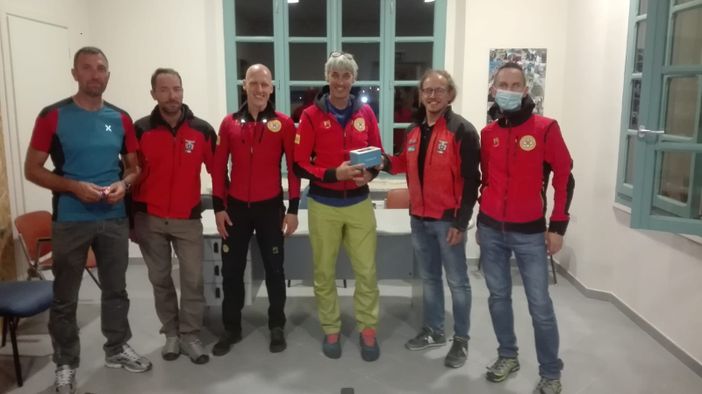 Da sinistra Danilo Collino e Alberto Tarditi della Scuola Alpi Ovest, Alberto Pacellini e Cristiano Bastonero, rispettivamente vice e capostazione del Soccorso alpino Cuneo, Enzo Camisassa direttore della Scuola Alpi Ovest ed Emanuel Parracone del Soccorso alpino Cuneo