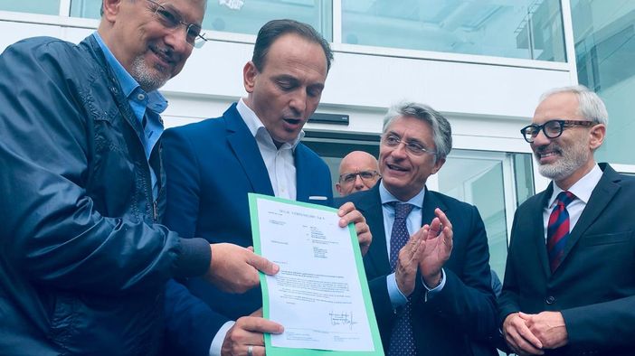 Il governatore Cirio e l'assessore Icardi mostrano il documento che attesta la fine lavori sul cantiere. Al loro fianco il sindaco albese Bo