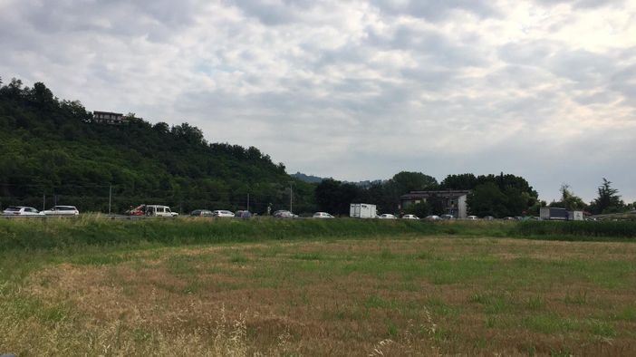 Alba, tamponamento tra quattro auto lungo la Statale 231. Lunghe code all'ingresso in città