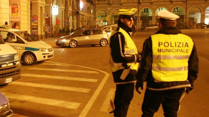 Controlli notturni della Polizia locale a Cuneo: sanzionato 33enne ubriaco alla guida