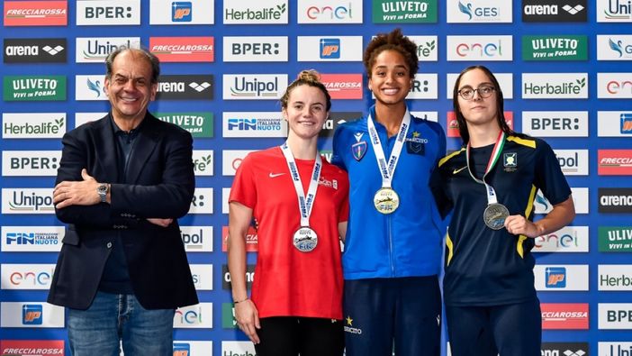 Nella finale A dei 50 Dorso Donne è la saviglianese Sara Curtis (CS Esercito/CS Roero; al centro) a portarsi a casa il metallo più prezioso con una prestazione da 27’’90 (Ph. Deep Blue Media)