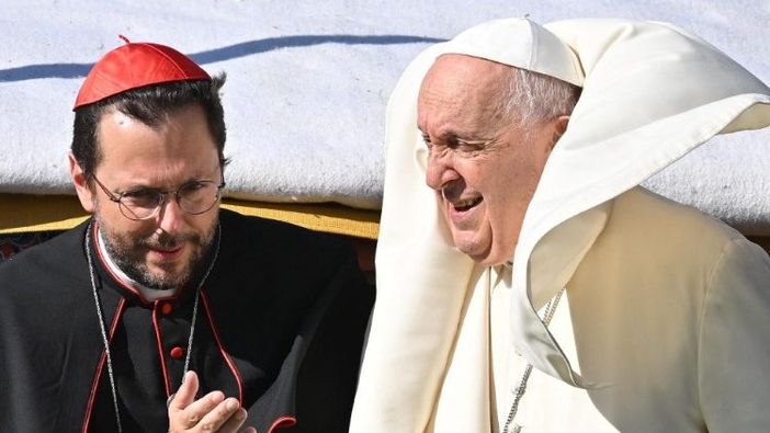 Il cardinale Giorgio Marengo con Bergoglio durante il viaggio del papa in Mongolia del settembre 2023 (foto Afp per Vatican News)