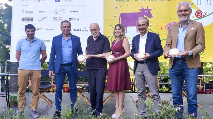 Alcuni momenti della presentazione tenuta ieri sera ai Giardini della Rocca Alcuni momenti della presentazione tenuta ieri sera ai Giardini della Rocca