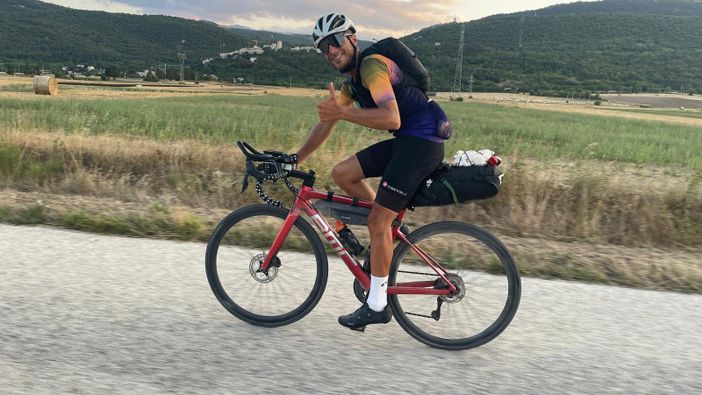 Cinquemila km e 8 Paesi attraversati in 17 giorni: il borgarino Christian Chesta racconta la sua "Transcontinental Race"