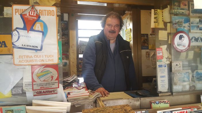 Ettore Gami nello storico chioschetto in piazza Carlo Alberto a Bra