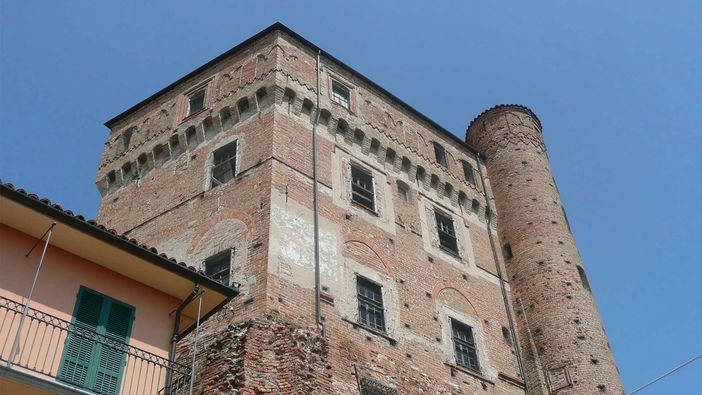 Una veduta del maestoso castello di Roddi Una veduta del maestoso castello di Roddi