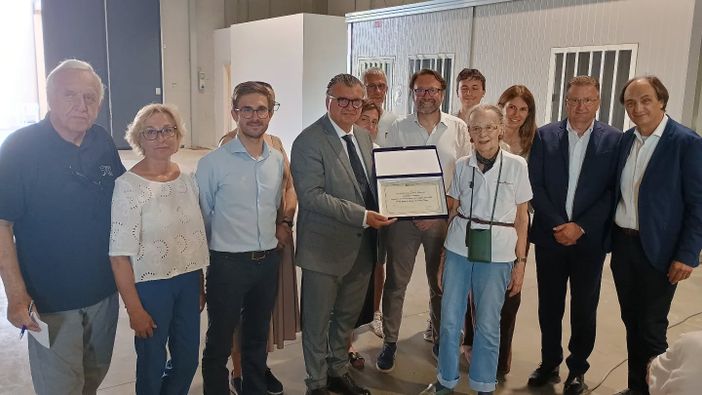 La consegna della targa alla famiglia di Dante Giacosa