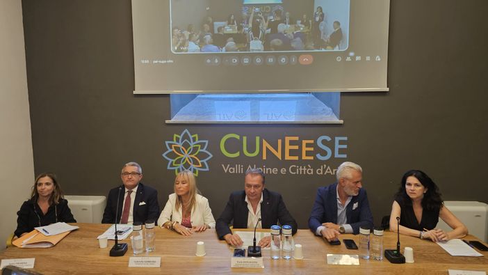 Turismo, la Regione rifinanzia la legge18/99 e stanzia quasi 16 milioni di euro per le strutture ricettive [VIDEO]