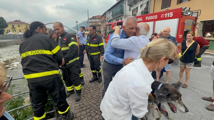 Si sfila il guinzaglio e finisce in Tanaro: cagnolino tratto in salvo a Garessio
