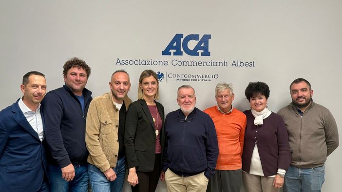 : Il presidente Massimo Camia e la responsabile della Segreteria Generale ACA Elena Giachino, insieme ad una rappresentanza dell’Associazione Ristoratori e Albergatori albesi.