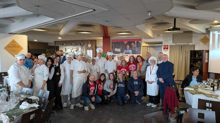 Ad Alba il pranzo della solidarietà raccoglie 1.700 euro per Dynamo Camp Ad Alba il pranzo della solidarietà raccoglie 1.700 euro per Dynamo Camp