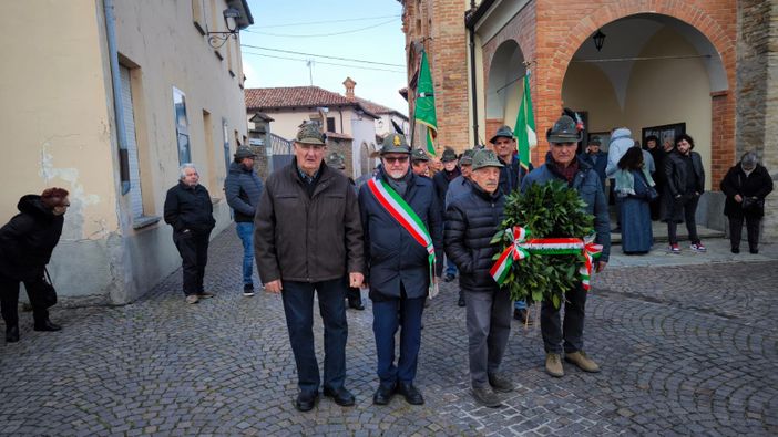 Il sindaco Corrado Benotto sfila con gli alpini a Neviglie