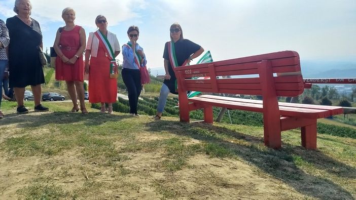 Anche a Neive panchine rosse per sensibilizzare sul tema della violenza di genere (nella foto quella recentemente installata a Guarene)