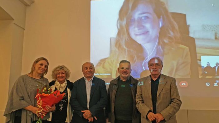 Nella foto di gruppo sullo sfondo in collegamento da Firenze l'arch. Claudia Mezzapesa vincitrice del concorso, da sx. l'arch. Elena Moretti collega dellarch. Mezzapesa, il vicesindaco Adriana Dellavalle, il sindaco Giacomo Badellino, il geom. Maurizio Sartore, l'arch. Valerio Rosa