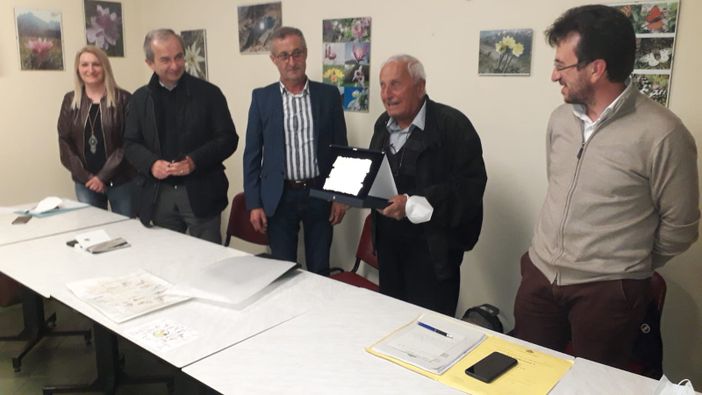 Il nuovo direttivo del quartiere oltreferrovia di Bra con il neo presidente Mario Porello mentre premia Cesare Agnelli