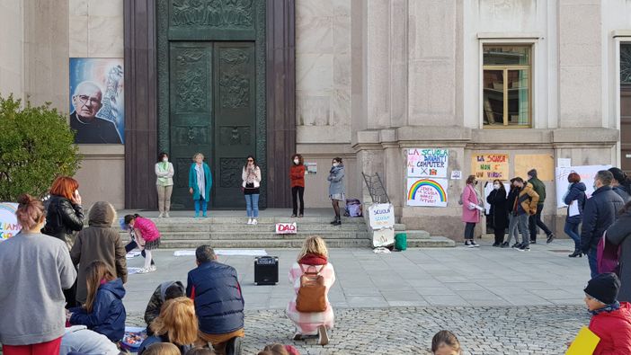 Alba, trecento in piazza per dire "no" alla didattica a distanza