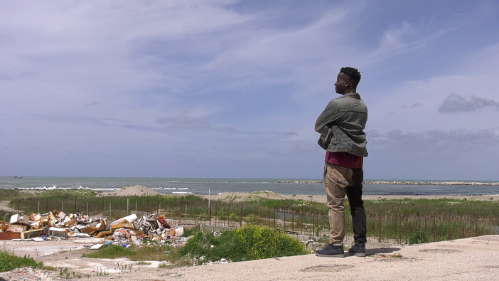 “Il mio posto è qui?”, il documentario con le storie di sei rifugiati dell’Africa subsahariana tra Cuneo e Castel Volturno, passando per Roma