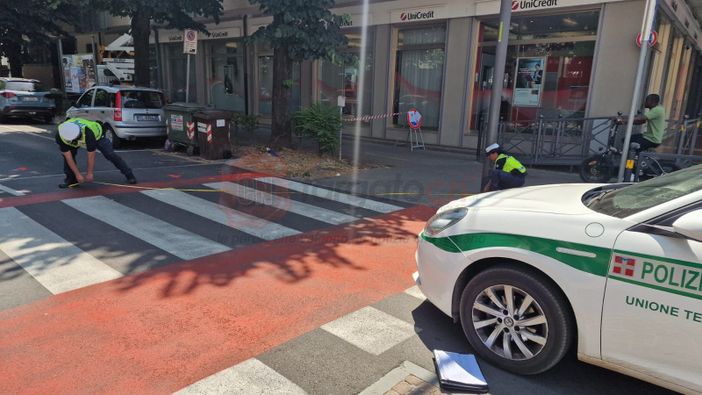 In bicicletta, viene investita mentre attraversa le strisce pedonali a Savigliano