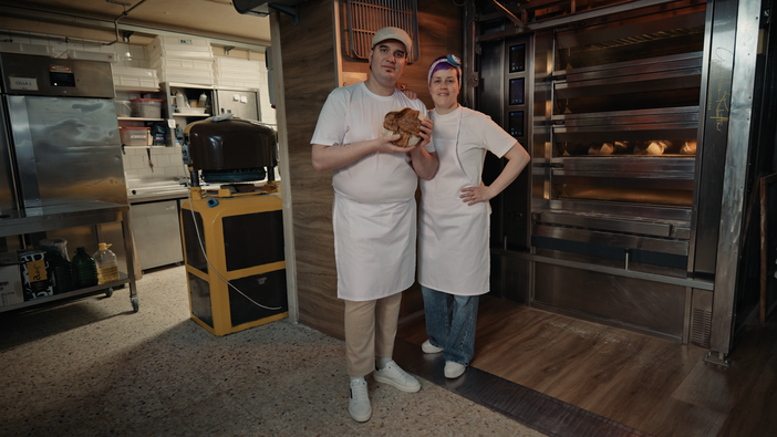 I panettieri Gianluca e Cecilia di Barge con un Barbarià appena sfornato I panettieri Gianluca e Cecilia di Barge con un Barbarià appena sfornato