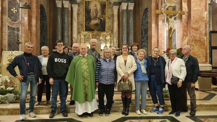 Don Livio Sola con un coro del Santuario della Madonna dei Fiori di Bra