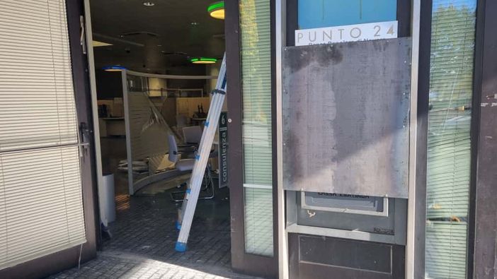 Bra, fanno esplodere uno sportello bancomat e scappano