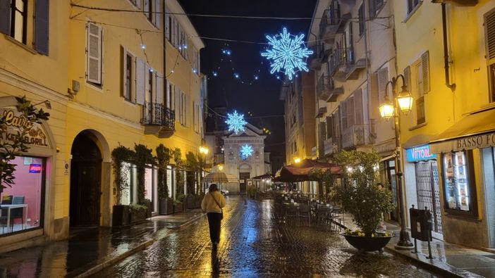 E luce fu: Bra accende la magia del Natale 2025, sotto i primi fiocchi di neve E luce fu: Bra accende la magia del Natale 2025, sotto i primi fiocchi di neve