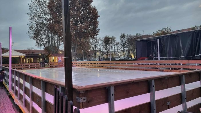Natale arriva in anticipo a Bra: oggi si inaugura la pista di pattinaggio