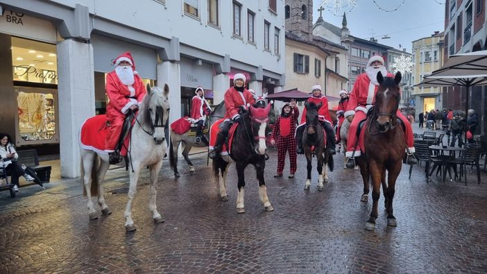 Bra, Babbi Natale a cavallo e gli auguri della scuderia del Bandito