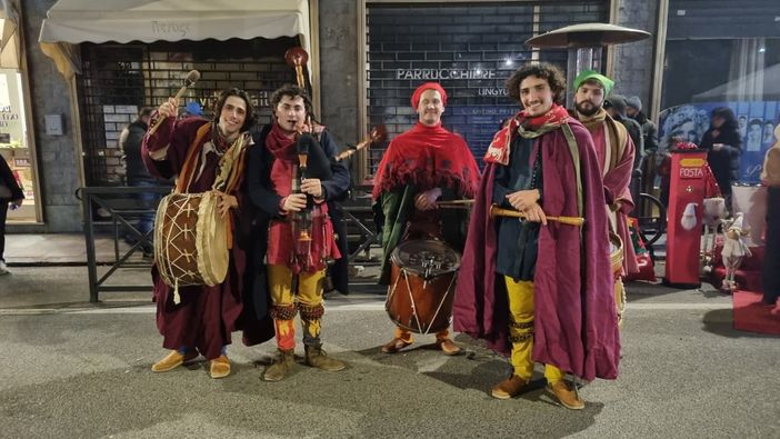 Bra si è animata al suono della zampogna e dei musici di Natale