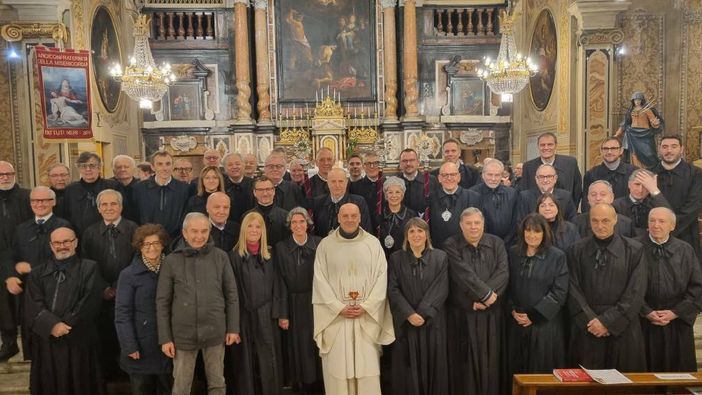 Foto di gruppo dei Battuti Neri di Bra, al termine della celebrazione