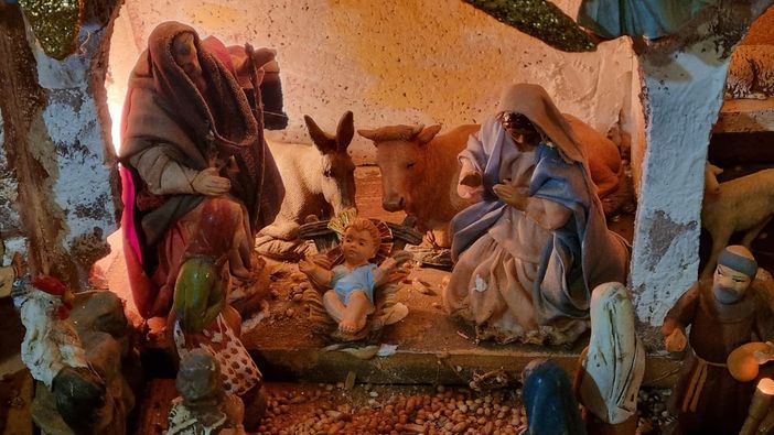 Particolare della Natività nel presepe della famiglia Fissore, visitabile in via Pollenzo a Bra