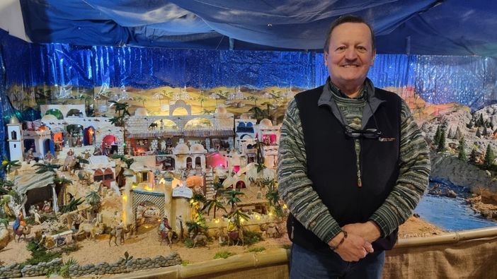 In foto Silvio Fissore e il presepe di famiglia, visitabile gratuitamente a Bra