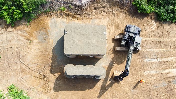 In foto la realizzazione della camera di espansione realizzata intorno all'ordigno col fine di contenere gli effetti di eventuali esplosioni accidentali nella fase di despolettamento