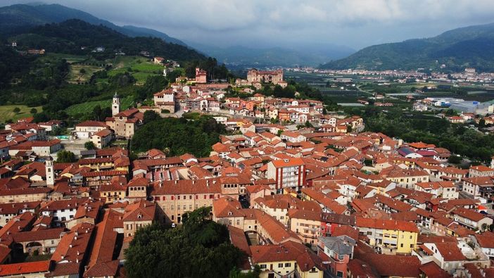 In foto una visione aerea del centro di Costigliole In foto una visione aerea del centro di Costigliole