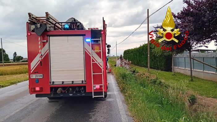 Auto esce di strada in via Piumati a Bra Auto esce di strada in via Piumati a Bra