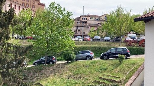 Nelle immagini scattate dall'Odp Tutela Paesaggio auto parcheggiate nelle strade di Barolo