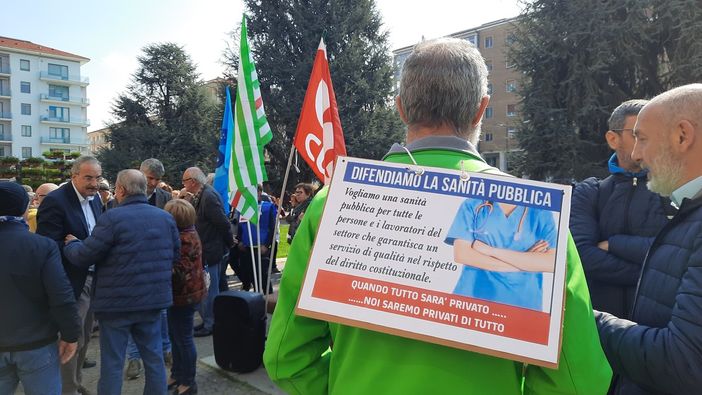 Esiste ancora il diritto alle cure? Cittadini, operatori sanitari e sindacati in piazza a Cuneo [FOTO E VIDEO]