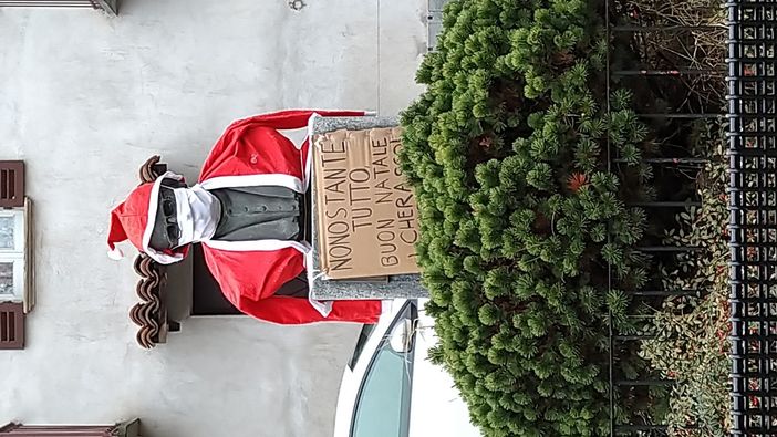 Il “camoufage” al busto del beato Alberione di Cherasco