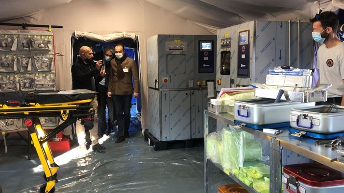 In foto, Mario Raviolo e Alberto Cirio all'interno dell'ospedale da campo dell'EMT2 della Regione Piemonte In foto, Mario Raviolo e Alberto Cirio all'interno dell'ospedale da campo dell'EMT2 della Regione Piemonte